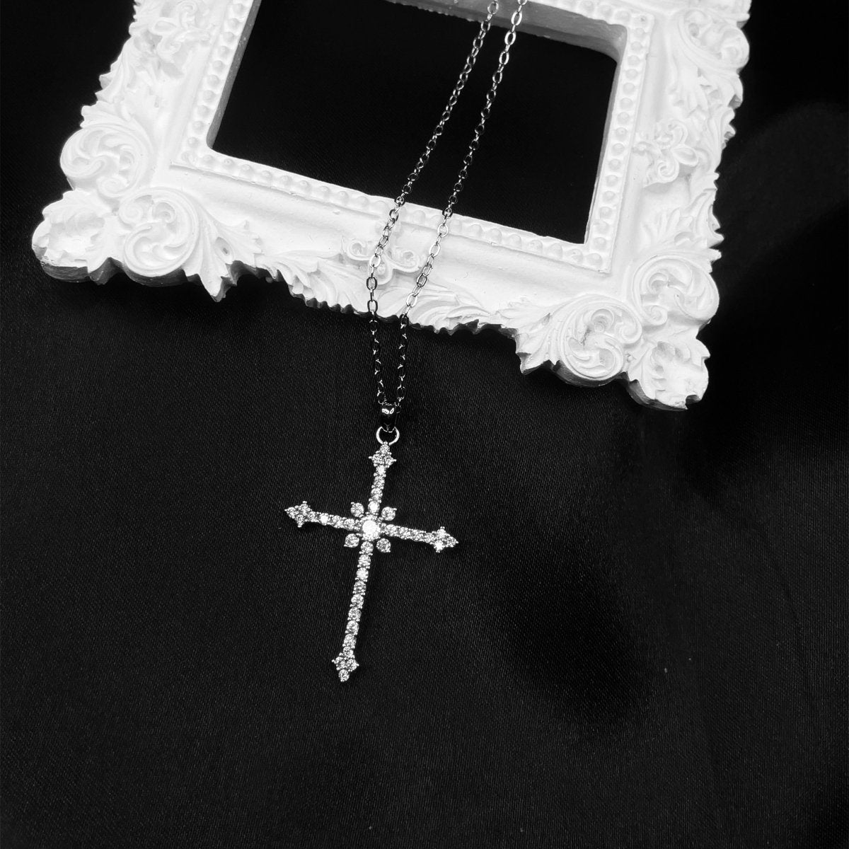 Minimalist Cross Necklace - SandyKandy