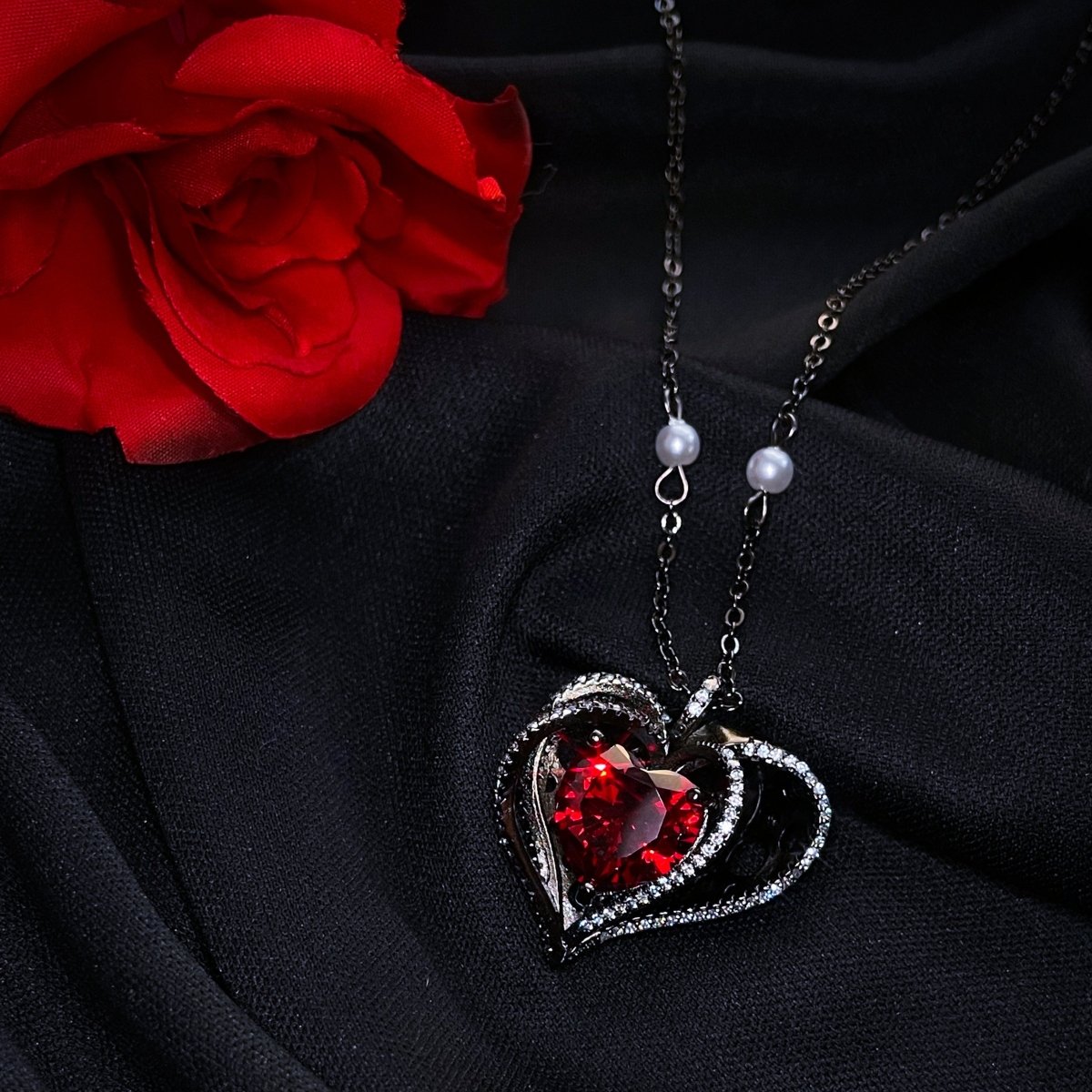 Queen of Hearts Necklace - SandyKandy