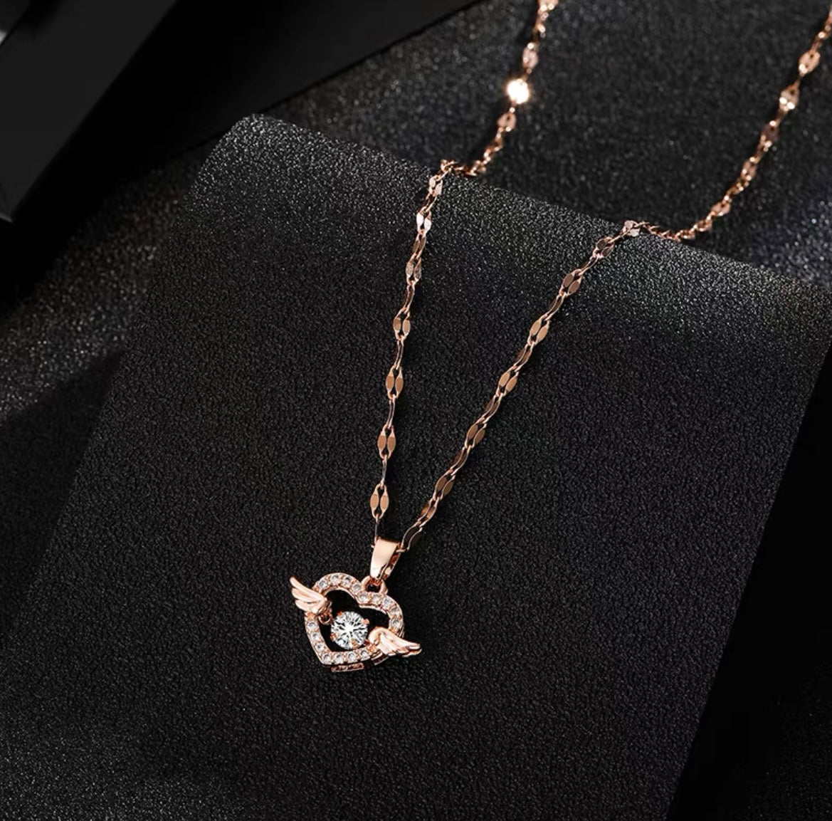 *Throbbing* Angel Heart Necklace - SandyKandy